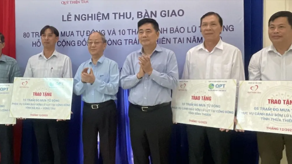Trao tượng trưng tháp báo lũ tự động cho đại diện các tỉnh. Ảnh: XUÂN QUỲNH