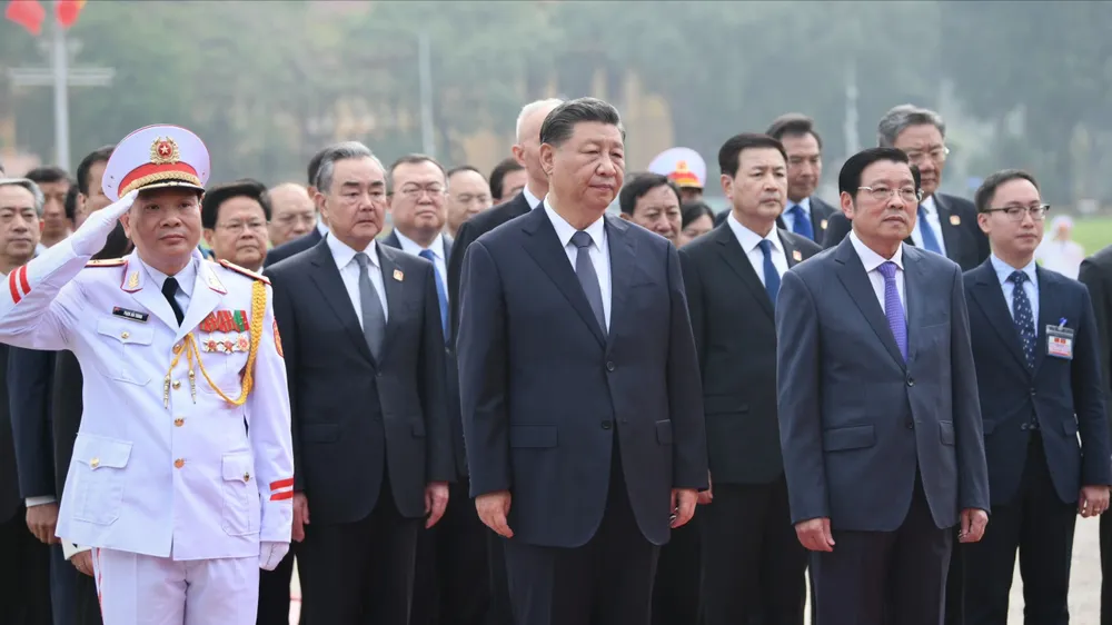 Tổng Bí thư, Chủ tịch nước Trung Quốc Tập Cận Bình đặt vòng hoa và vào Lăng viếng Chủ tịch Hồ Chí Minh