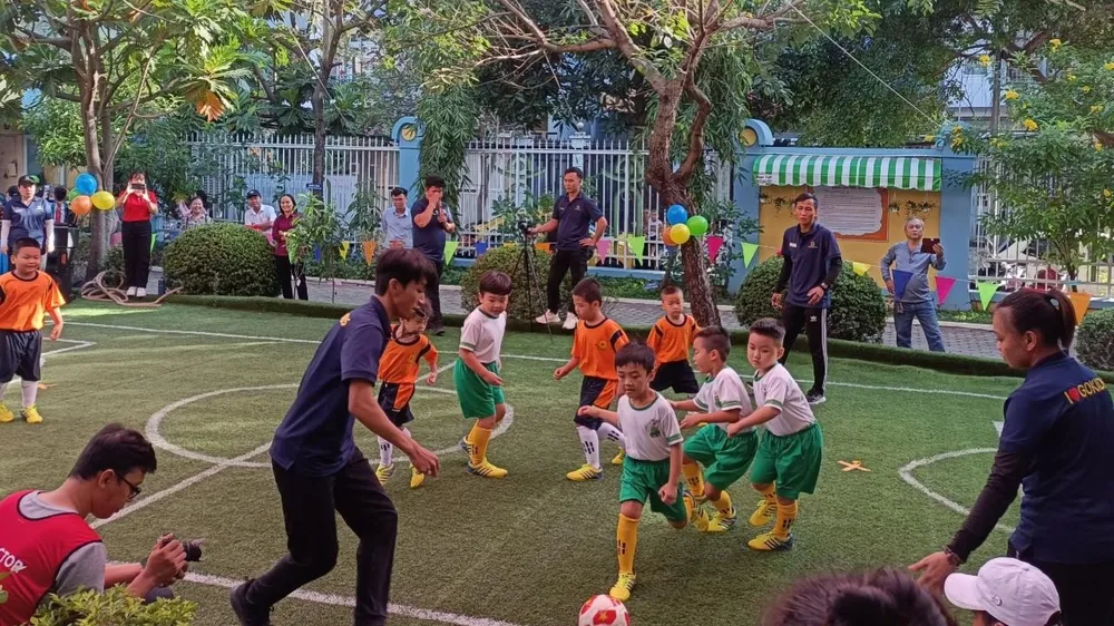 Học sinh và phụ huynh sôi nổi trải nghiệm ngày hội "Năng lượng mới, cả ngày vui" 