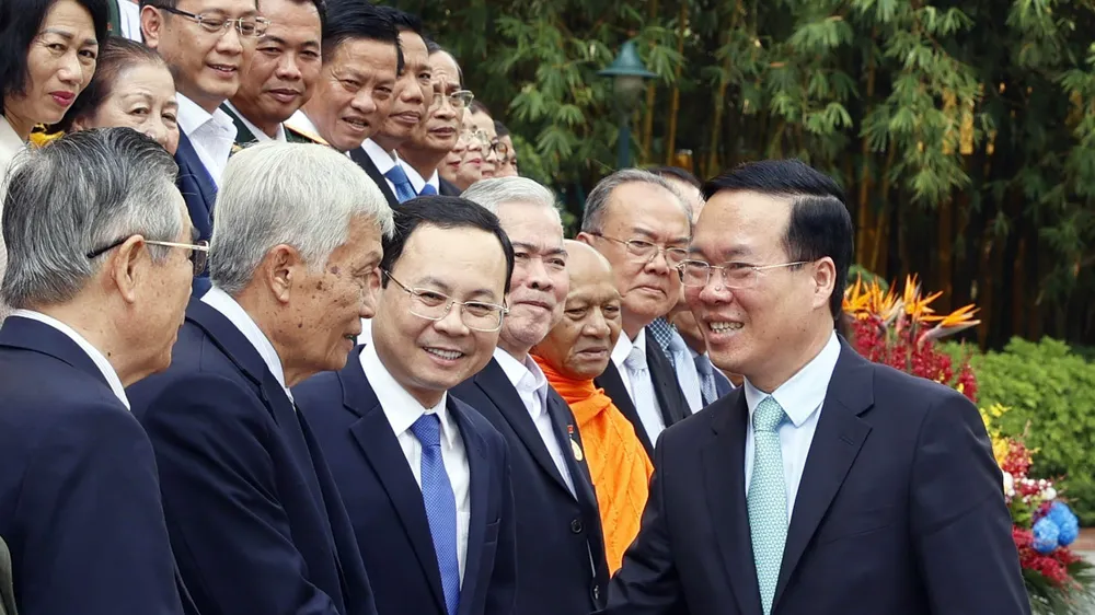 Chủ tịch nước Võ Văn Thưởng gặp mặt, biểu dương các điển hình tiên tiến thành phố Cần Thơ tại Phủ Chủ tịch, chiều 15-12. Ảnh: TTXVN