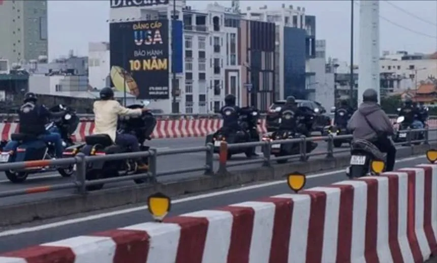 Xử phạt đoàn xe mô tô Harley đi hàng 2 vào làn ô tô trên cầu Bình Lợi