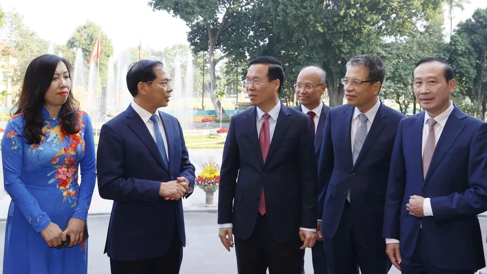 Chủ tịch nước Võ Văn Thưởng với các đại biểu dự buổi gặp mặt các Đại sứ, Trưởng cơ quan đại diện Việt Nam ở nước ngoài