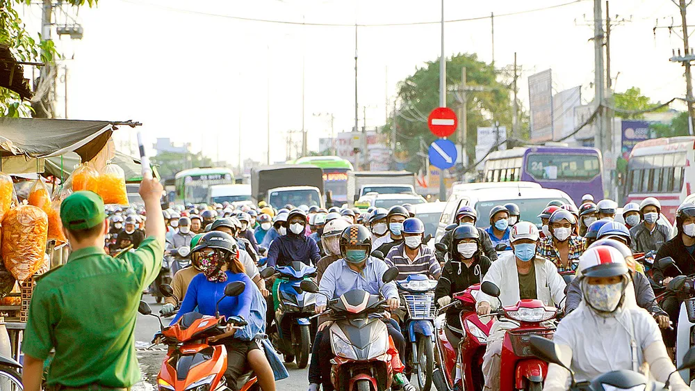 Quốc lộ 1 đoạn từ cầu Bình Điền đến vòng xoay Nguyễn Văn Linh thường xuyên kẹt xe. Ảnh: QUỐC HÙNG