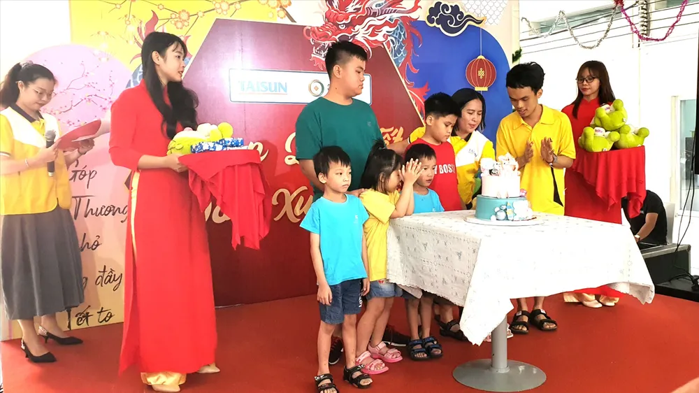 Tặng quà tết cho trẻ em khuyết tật