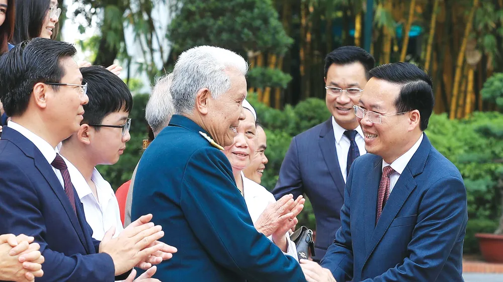 Chủ tịch nước Võ Văn Thưởng cùng các đại biểu trong chương trình “Việc tử tế” của Đài Truyền hình Việt Nam tại buổi gặp mặt. Ảnh: TTXVN