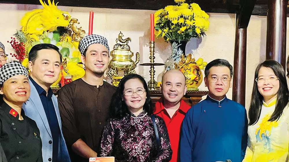 Chủ tịch HĐND TPHCM Nguyễn Thị Lệ tham quan không gian trưng bày mâm tết truyền thống tại lễ hội. Ảnh: THI HỒNG