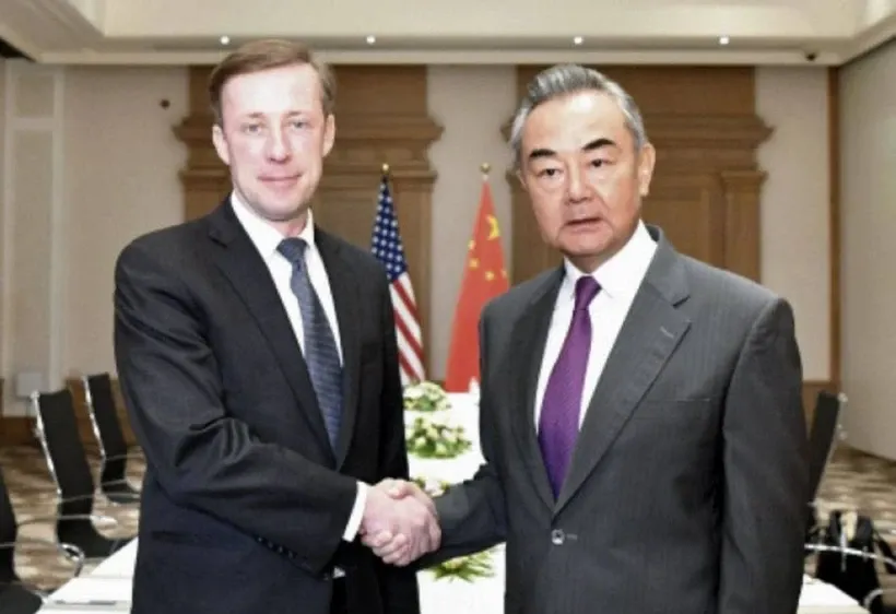 Cố vấn an ninh quốc gia Mỹ Jake Sullivan và Ngoại trưởng Trung Quốc Vương Nghị. Ảnh: Kyodo
