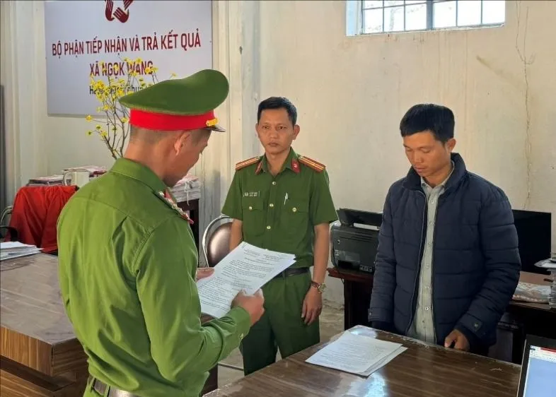 Nhận hối lộ giúp làm sổ đỏ trên đất người khác