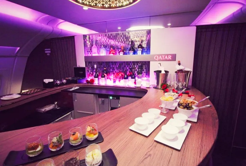 Quầy bar trên máy bay Airbus A380 của Hãng hàng không Qatar Airways. Ảnh: GOD SAVE THE POINTS