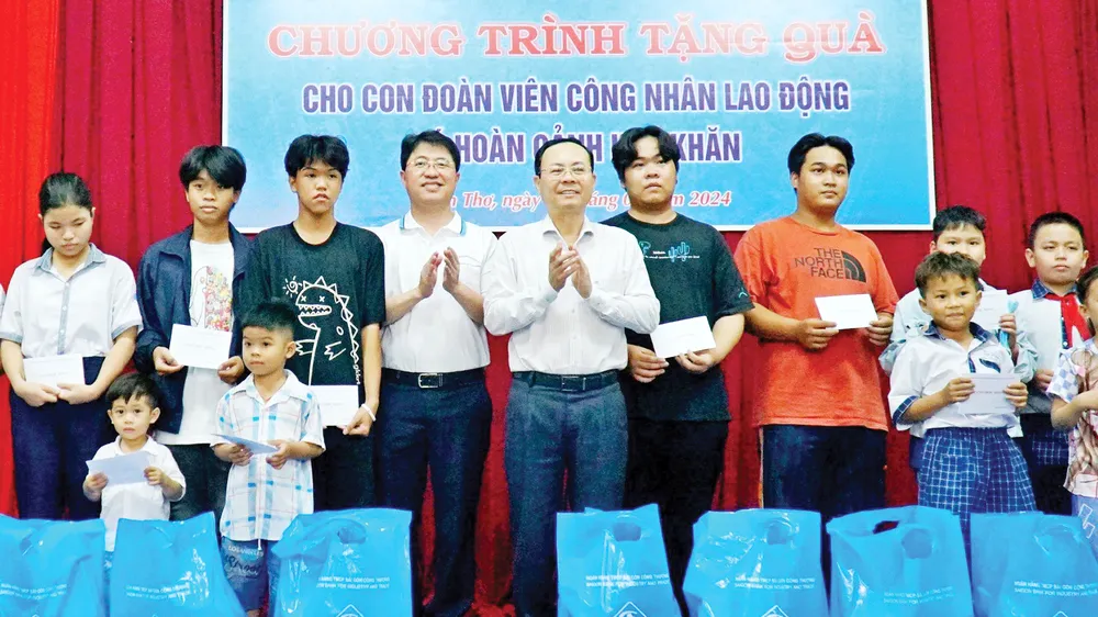 Đoàn Văn phòng Thành ủy TPHCM tặng quà con công nhân khó khăn TP Cần Thơ