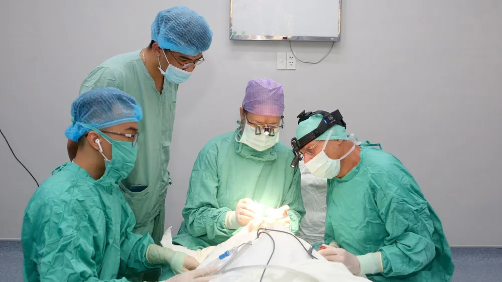 Đoàn phẫu thuật thiện nguyện Interplast nỗ lực cải thiện ngoại hình cho trẻ dị tật bẩm sinh tại Bệnh viện Trung ương Huế