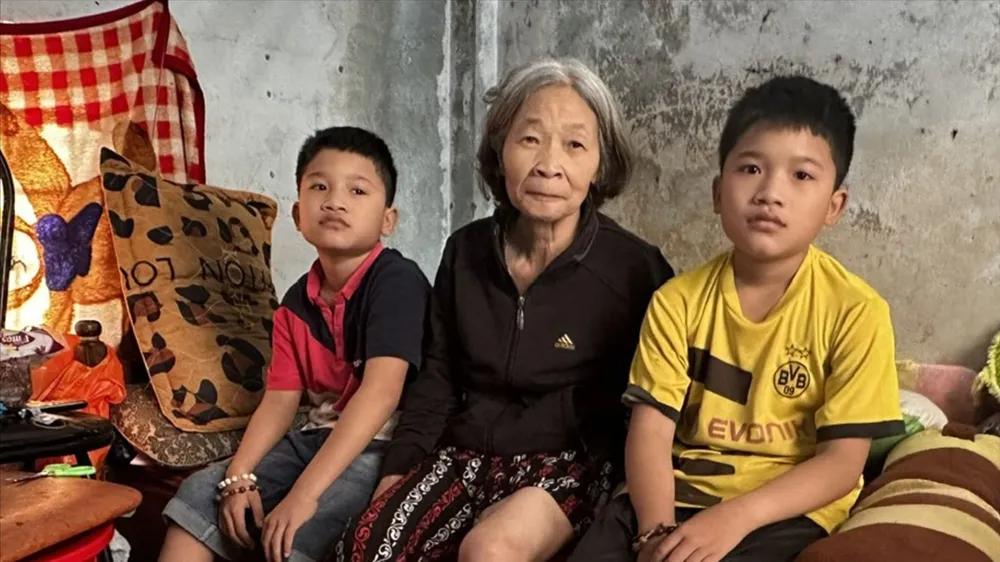 Bà Thủy bên 2 cháu Vũ Hoàng Tuấn Thành và Vũ Hoàng Tuấn Đạt