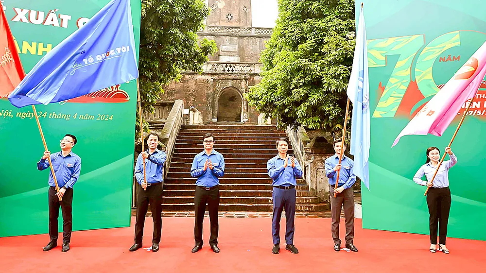 Bí thư thứ nhất Trung ương Đoàn Bùi Quang Huy trao cờ lệnh xuất phát cho các đoàn công tác. Ảnh: TTXVN