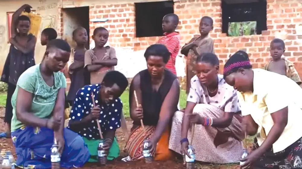 Người dân thị trấn Kayunga ở Uganda tái chế rác thải nhựa thành gạch sinh thái. Ảnh: CNA