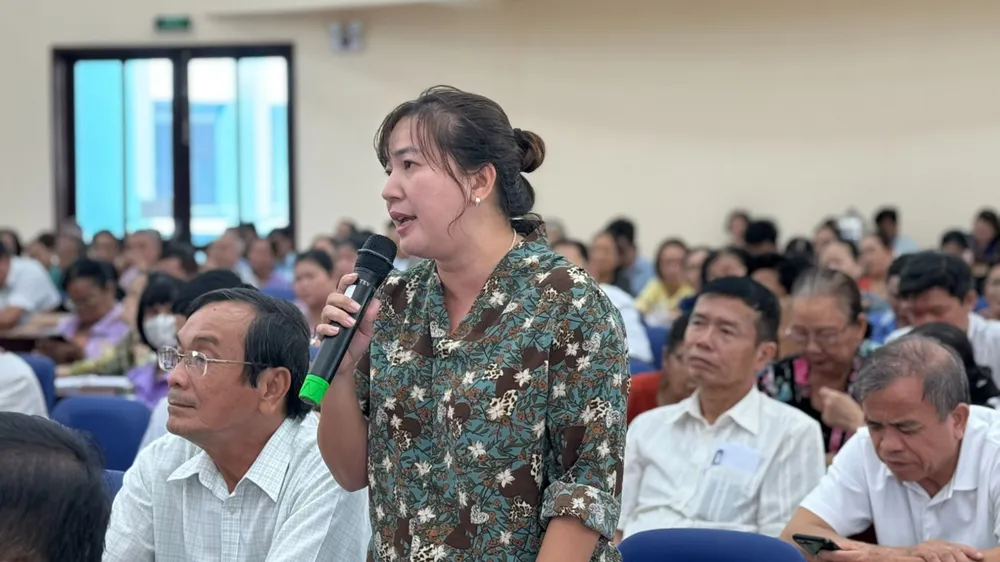 Cử tri nêu ý kiến với tổ ĐBQH