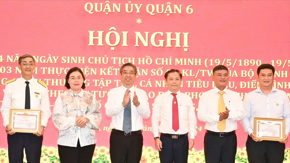 Phó Bí thư Thành ủy TPHCM Nguyễn Phước Lộc cùng lãnh đạo quận 6 trao khen thưởng cho các tổ chức đảng đạt tiêu chuẩn "Hoàn thành xuất sắc nhiệm vụ" tiêu biểu năm 2023. Ảnh: VIỆT DŨNG