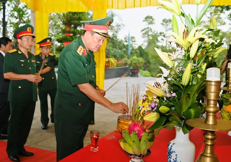 Thượng tướng Võ Minh Lương dâng hương tại lễ truy điệu. Ảnh: ĐCSVN