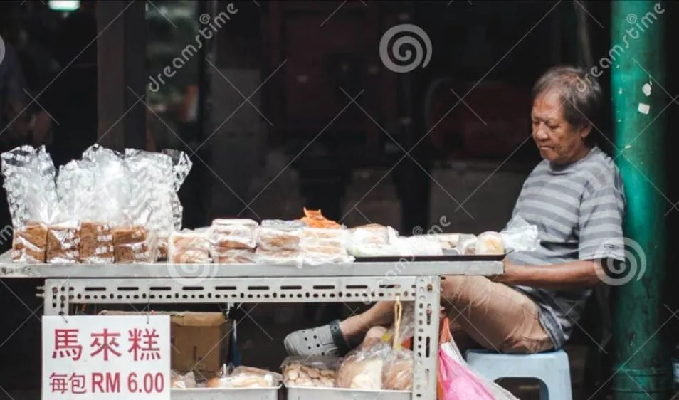 Một người đàn ông bán bánh mì trên đường Petaling, Kuala Lumpur. Ảnh: Dreamtimes