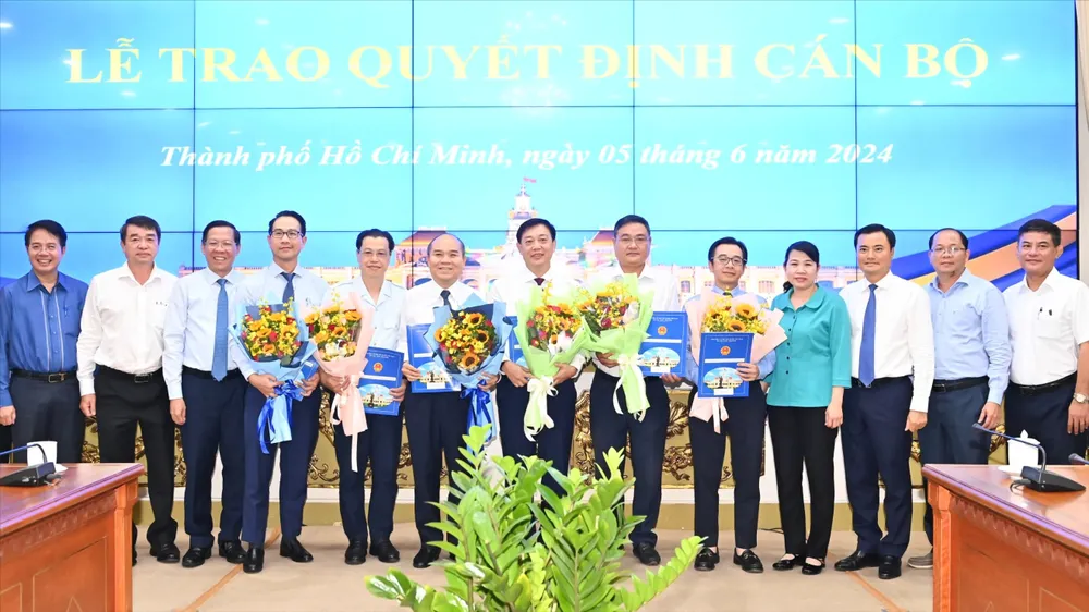 Chủ tịch UBND TPHCM trao quyết định điều động, bổ nhiệm nhiều cán bộ chủ chốt