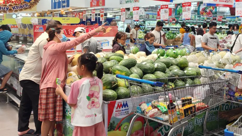 Người dân chọn mua thực phẩm tại siêu thị MM Mega Market trên địa bàn TPHCM. Ảnh: KIÊN TRUNG