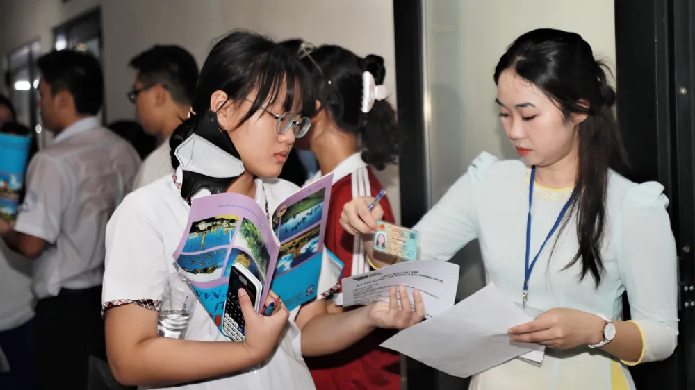 Kiểm tra thông tin thẻ dự thi khi gọi thí sinh vào phòng thi