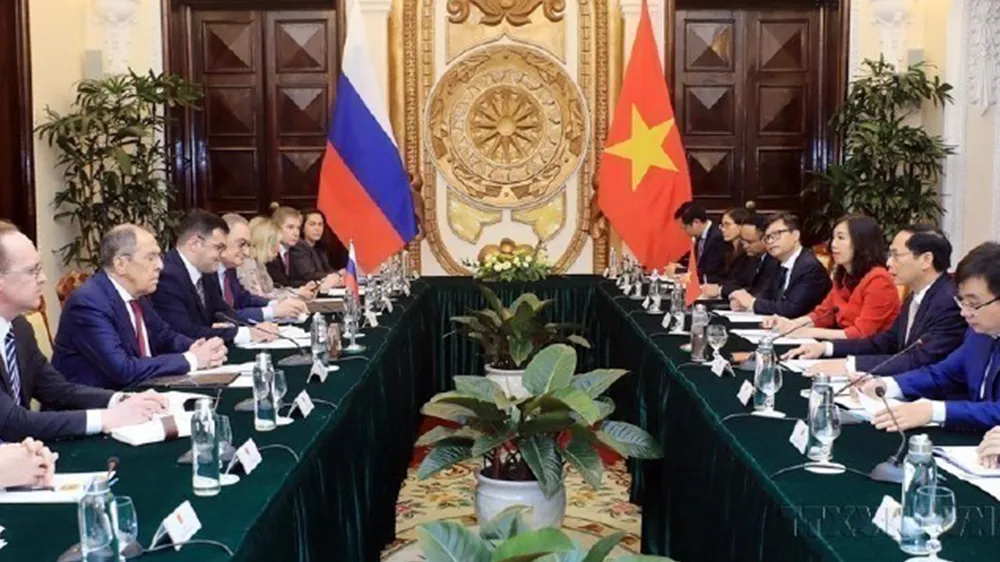 Bộ trưởng Ngoại giao Bùi Thanh Sơn hội đàm với Bộ trưởng Ngoại giao Sergey Lavrov thăm Việt Nam đúng thời điểm 10 năm thiết lập quan hệ Đối tác chiến lược toàn diện giữa hai nước (Hà Nội, 6-7-2022). Ảnh: TTXVN