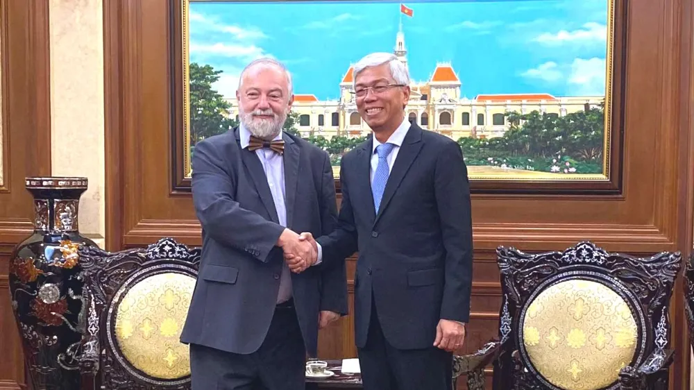 Phó Chủ tịch UBND TPHCM Võ Văn Hoan tiếp Ngài Hynek Kmoníček. Ảnh: XUÂN HẠNH