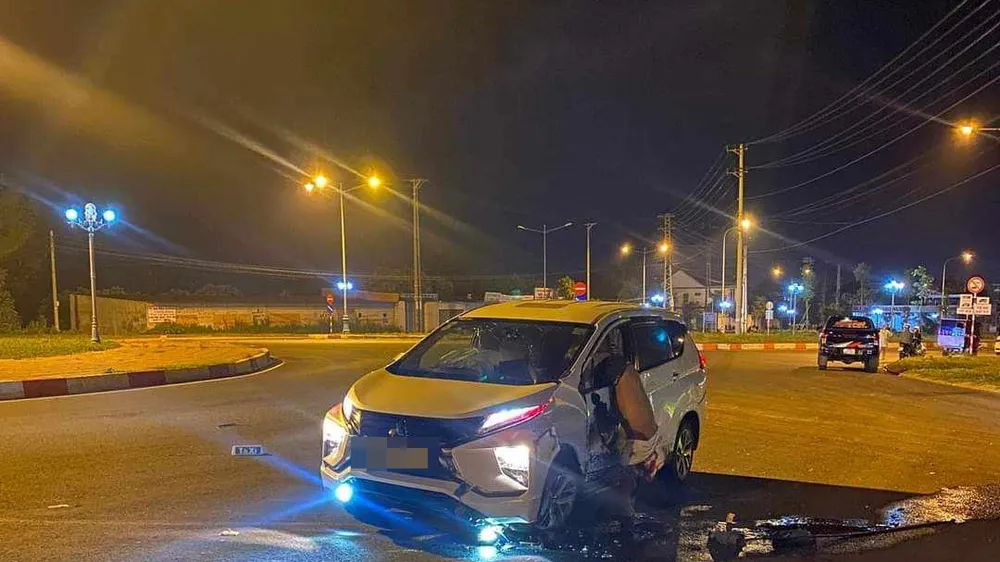Taxi tông vào vòng xoay khiến tài xế tử vong tại chỗ
