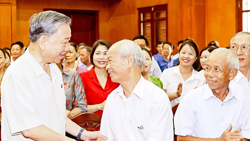 Chủ tịch nước Tô Lâm thăm hỏi các cử tri tỉnh Hưng Yên. Ảnh: TTXVN