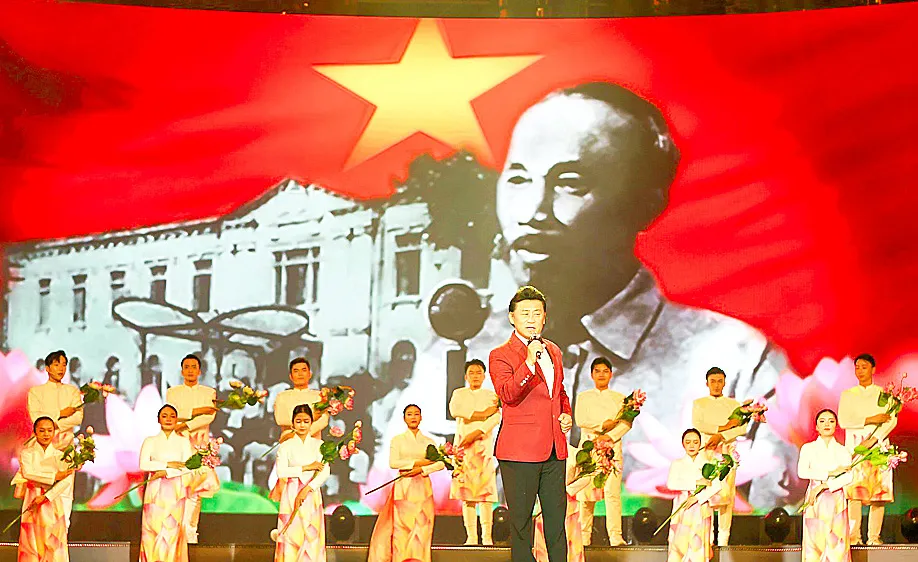 NSND Tạ Minh Tâm biểu diễn bài hát Lời Bác sáng mãi muôn đời. Ảnh: DŨNG PHƯƠNG