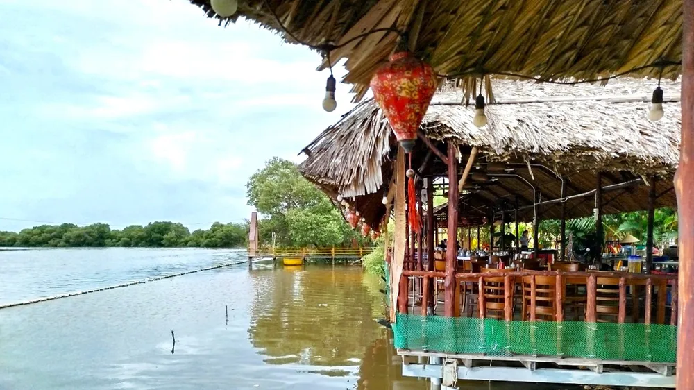 Nhà hàng xây dựng hàng loạt địa điểm kinh doanh lấn chiếm bờ sông Bình Lợi