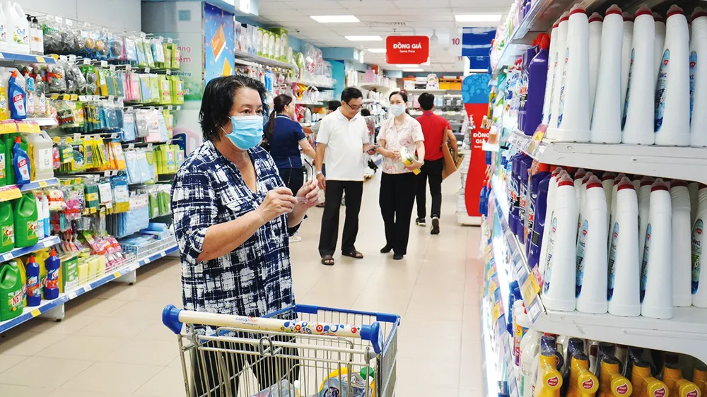 Cử tri và người dân lo lắng tăng lương cơ sở sẽ tác động tăng giá hàng hóa. Ảnh: HOÀNG HÙNG