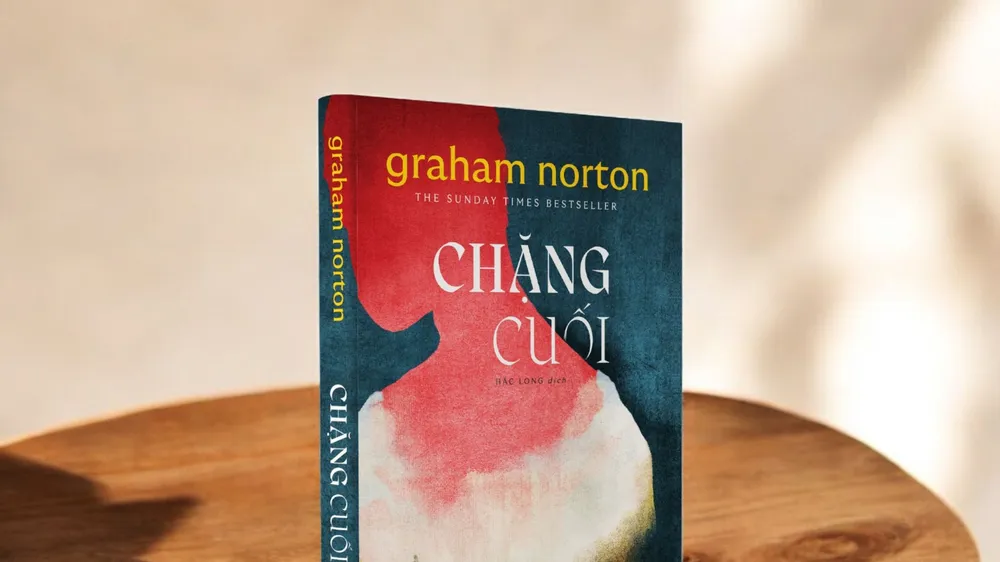 "Chặng cuối": Tiểu thuyết xúc động về nỗi đau liên thế hệ của người dẫn chương trình nổi tiếng Graham Norton