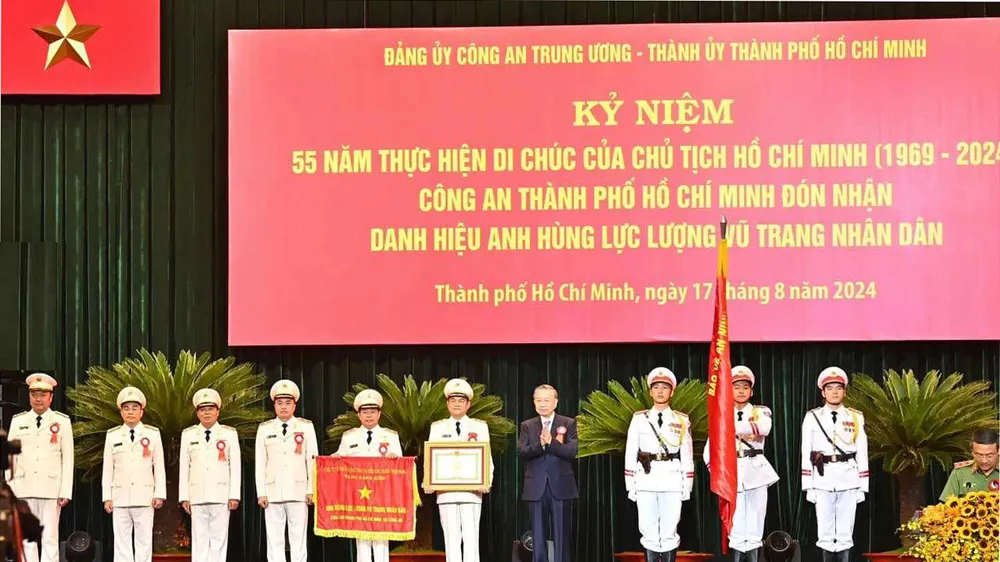 Tổng Bí thư, Chủ tịch nước Tô Lâm trao danh hiệu Anh hùng lực lượng vũ trang nhân dân cho Công an TPHCM