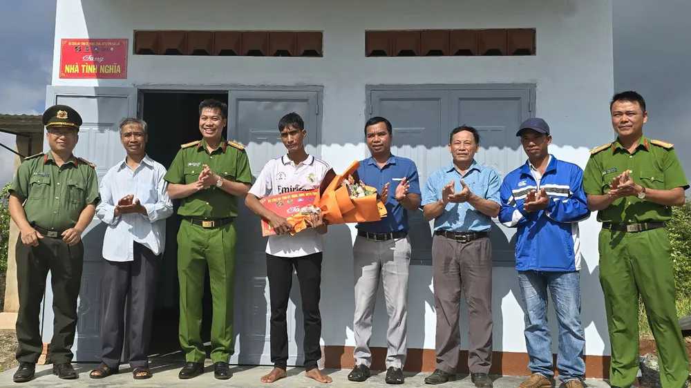 Ấm áp những căn nhà tình nghĩa ở buôn làng