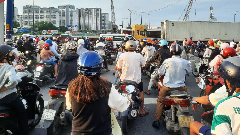 Bắt đầu kỳ nghỉ lễ, nhiều tuyến đường TPHCM kẹt xe
