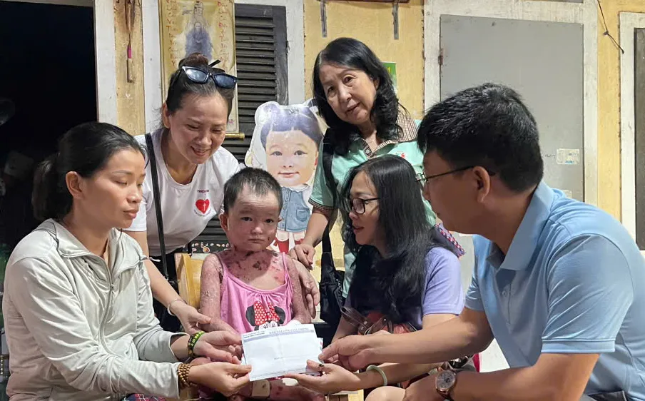 Đại diện Báo SGGP khu vực miền Trung phối hợp Báo Thừa Thiên Huế đến thăm hỏi và trao 43 triệu đồng bạn đọc giúp bé Hứa Ngọc Linh