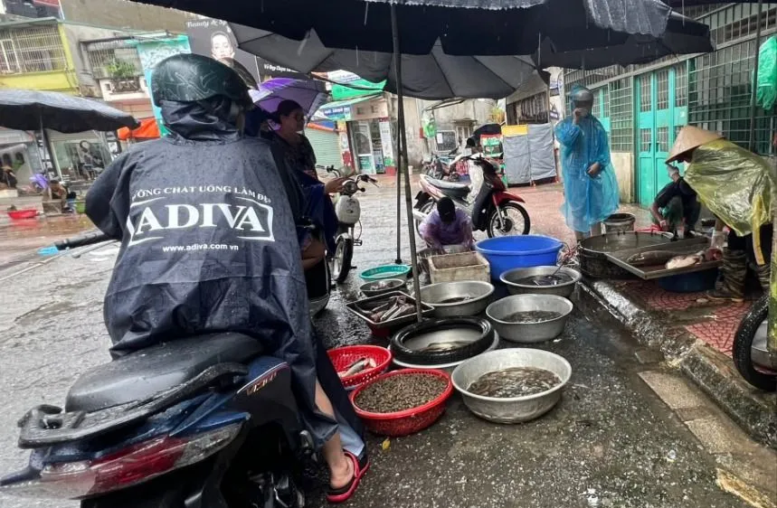 Hà Nội đón bão: chợ dân sinh đóng, siêu thị mở