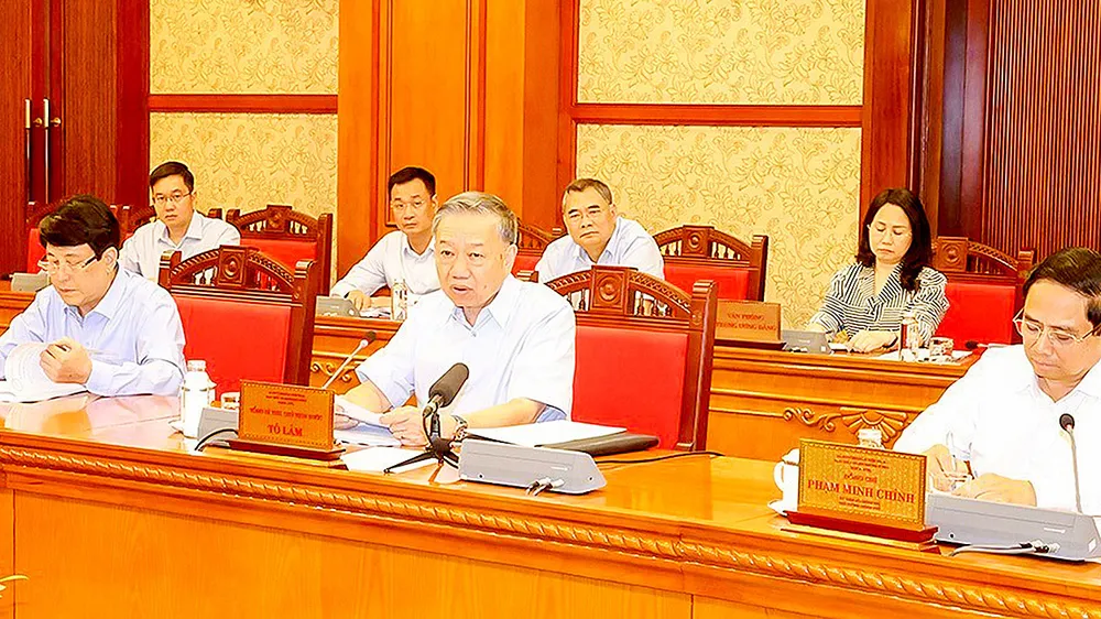 Huy động tối đa nguồn lực bảo đảm an toàn và ổn định đời sống nhân dân vùng bão lũ