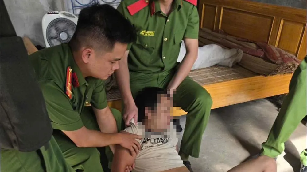 Giải cứu cháu bé 5 tuổi bị người tâm thần khống chế
