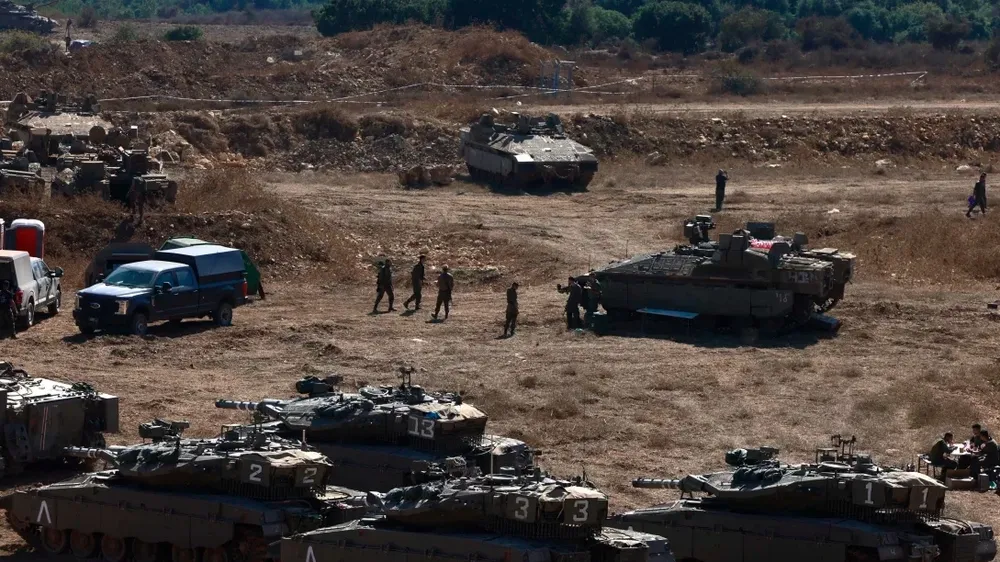 Xe tăng Israel tập trung gần biên giới phía bắc giáp Lebanon. Ảnh: Reuters