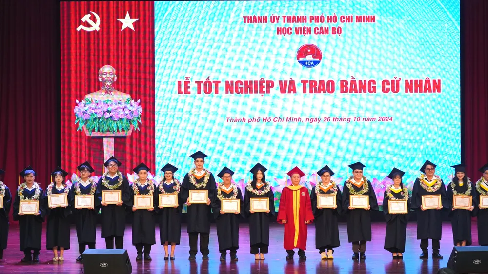 Giám đốc Học viện Cán bộ TPHCM dặn dò tân cử nhân giữ chữ hiếu để làm người tử tế