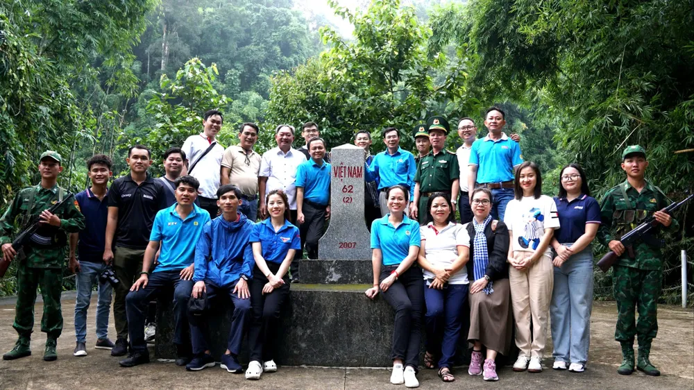 Cụm thi đua số 3- Công đoàn Viên chức TP Hồ Chí Minh chụp hình lưu niệm tại Cột mốc số 62. ảnh: VIỆT NGA 