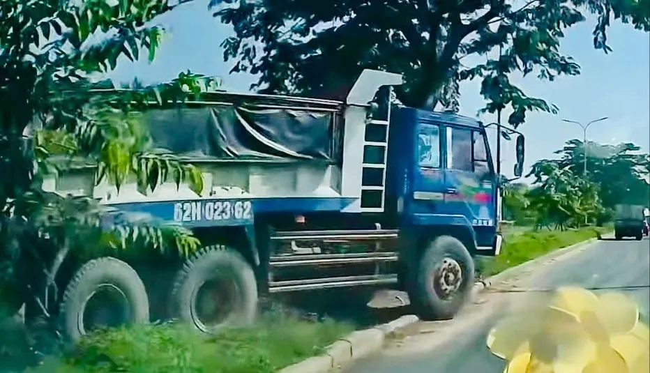 Phạt tài xế xe ben ngang nhiên cán qua dải phân cách cứng chuyển làn trên đường Nguyễn Văn Linh