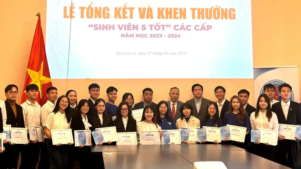Các cá nhân xuất sắc nhận danh hiệu "Sinh viên 5 tốt" tại Nga. Ảnh: TRÍ DŨNG