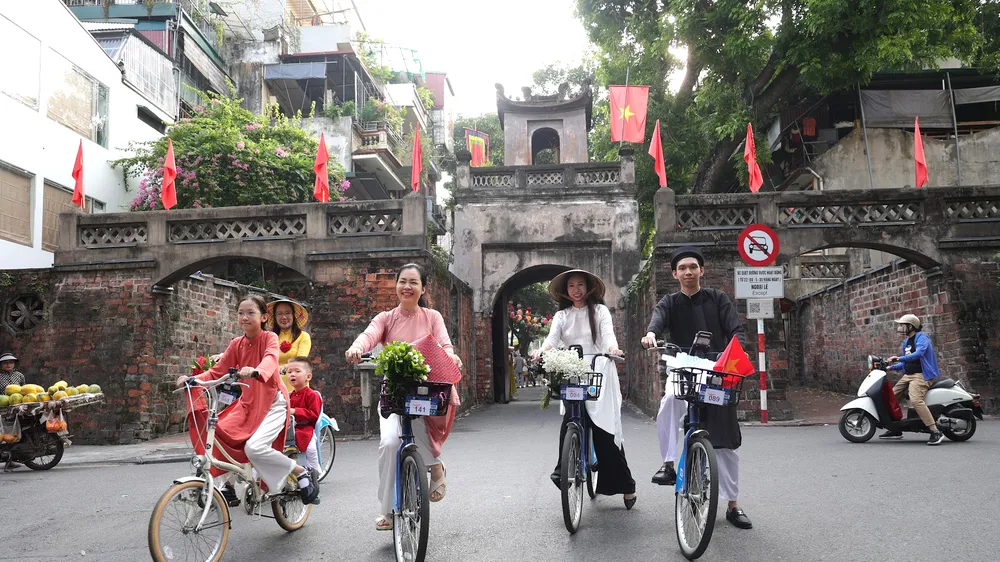 Nhà thiết kế Đỗ Trịnh Hoài Nam: Áo dài chuyển tải những giá trị văn hóa truyền thống