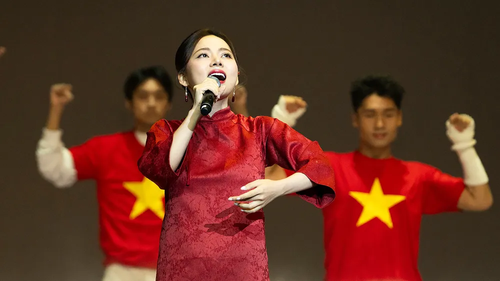Ngô Lan Hương hát Đi giữa trời rực rỡ tại lễ trao giải Làn Sóng Xanh 2024