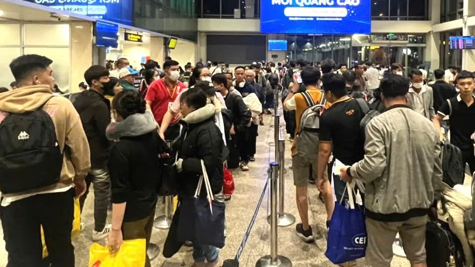 Sân bay Tân Sơn Nhất quá tải với hàng dài hành khách chờ làm thủ tục