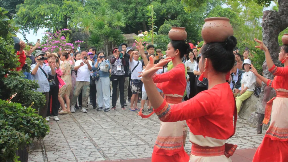 Nhiều điểm du lịch thu hút khách du xuân