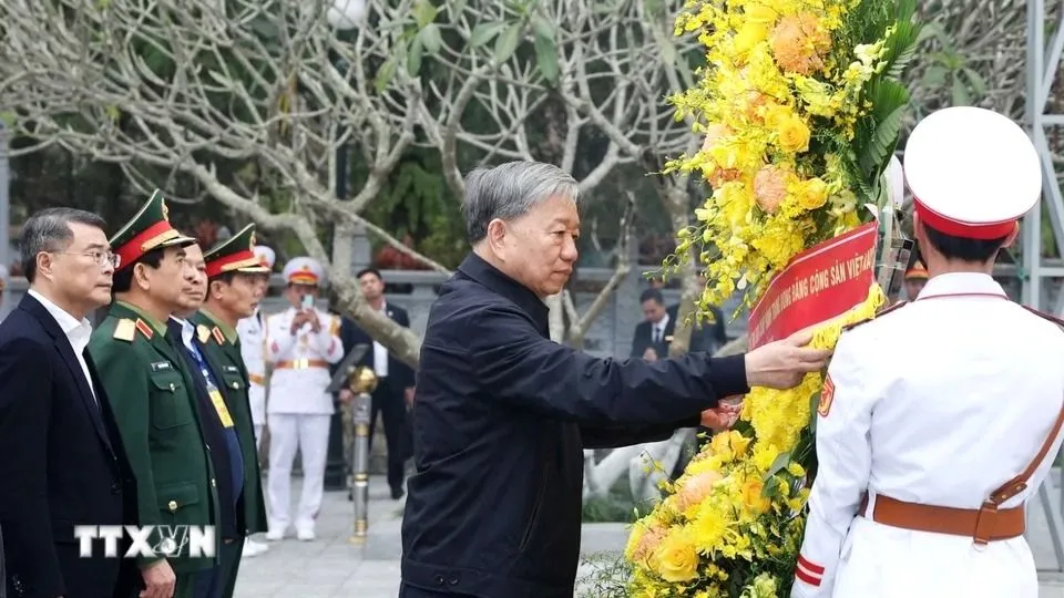 Tổng Bí thư Tô Lâm dâng hương tưởng niệm các Anh hùng liệt sĩ tại Nghĩa trang Liệt sĩ quốc gia Vị Xuyên